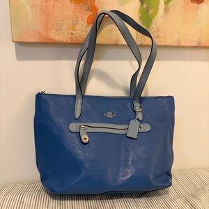 Authentic Coach Taylor Pebble Leather Tote Blue Two Toned
M1681-58568